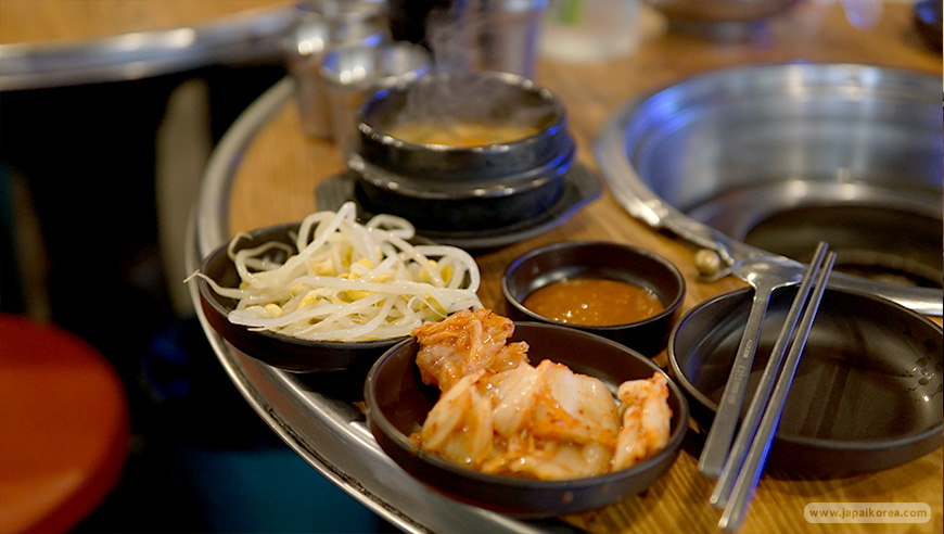 เครื่องเคียง อาหารเกาหลี ซุปทเวนจังจีแก และกิมจิ